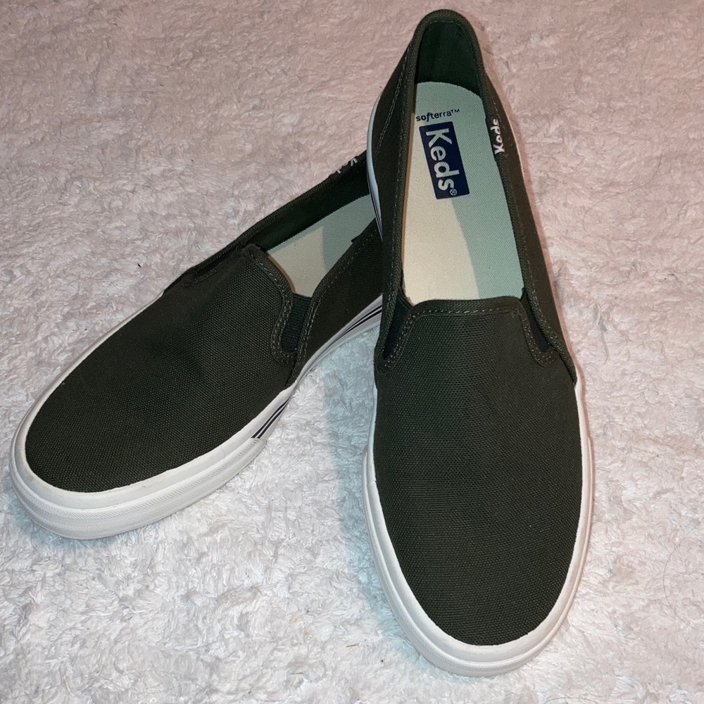 Super Cute Ked’s Women's Slip-On Loafers in Olive/Army Green w White Sole.